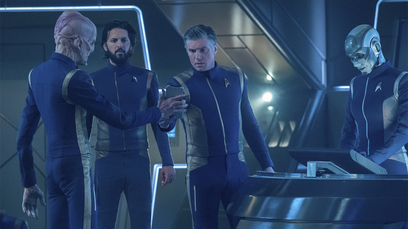 Captain Pike turns right instead of left in his hasty hunt for a double agent on Discovery’s bridge.